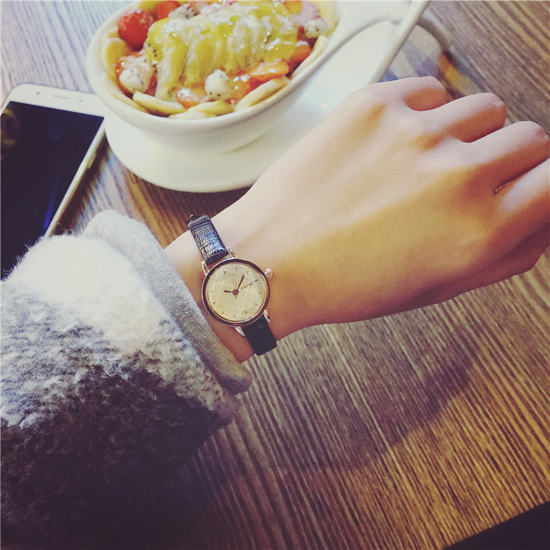迪麗熱巴同款手表韓版簡約細帶小巧女中學生復古迷你小表盤石英表